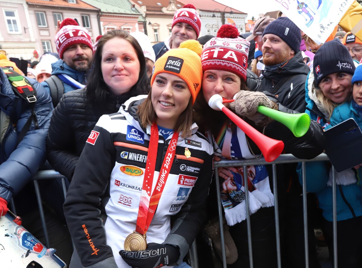 Úspešná slovenská lyžiarka Petra Vlhová sa v rodnom Liptovskom Mikuláši rozlúčila so sezónou 2021/2022 v kruhu svojich fanúšikov. Olympijská šampiónka v slalome sa stretla s priaznivcami a spolu s nimi oslávila zlato zo ZOH v Pekingu aj zisk malého krištáľového glóbusu za slalom v seriáli Svetového pohára.