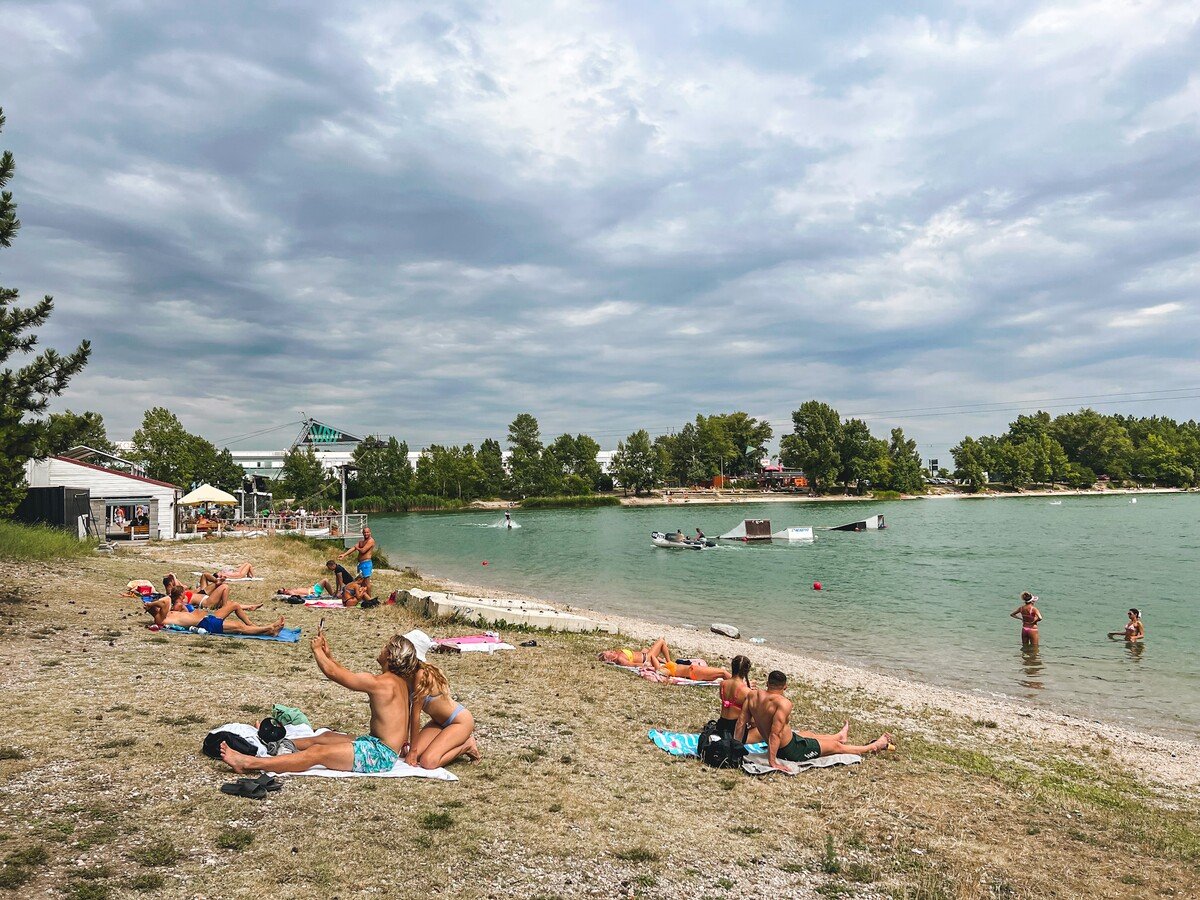 Zlaté pieskyWakelakejazeropláž