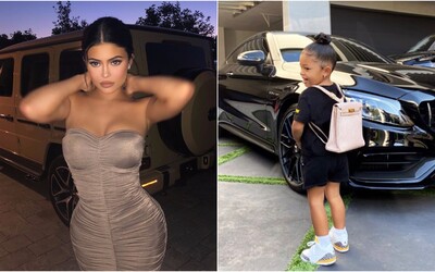 2-ročná dcéra Kylie Jenner nosí do škôlky Hermès aktovku za 12 000 dolárov. Fanúšikovia ju za to kritizujú.