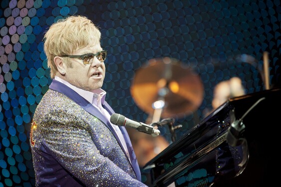 Vystúpil niekedy spevák Elton John na Slovensku?