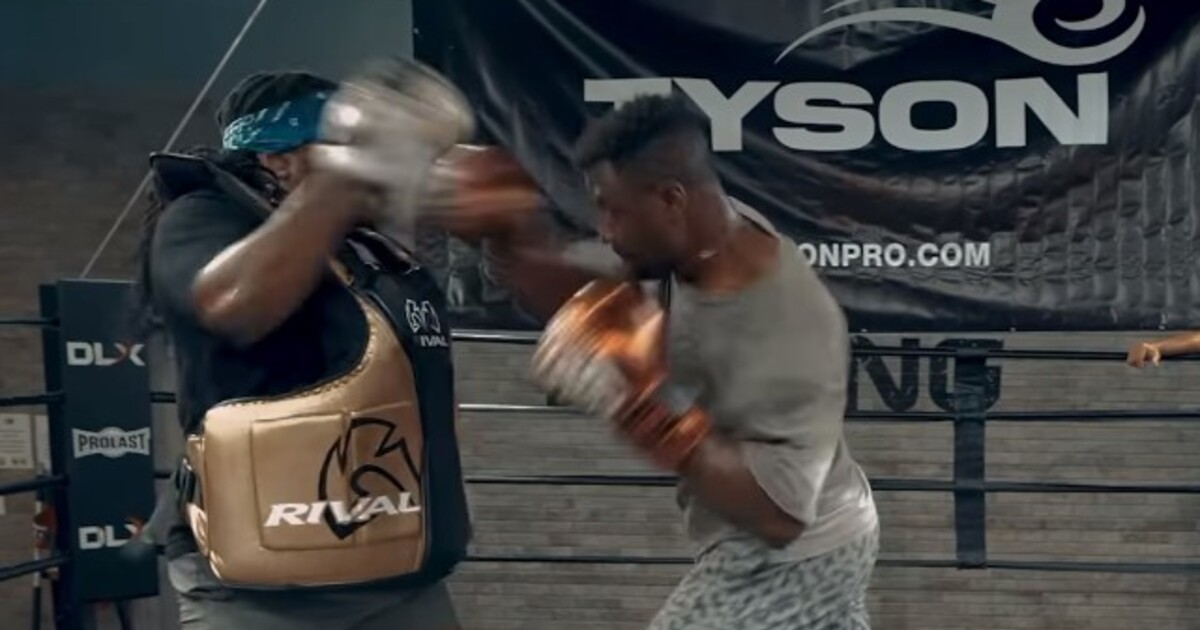 VIDEO: Mike Tyson trénuje bývalého šampiona UFC na boxerskou premiéru s Tysonem Furym