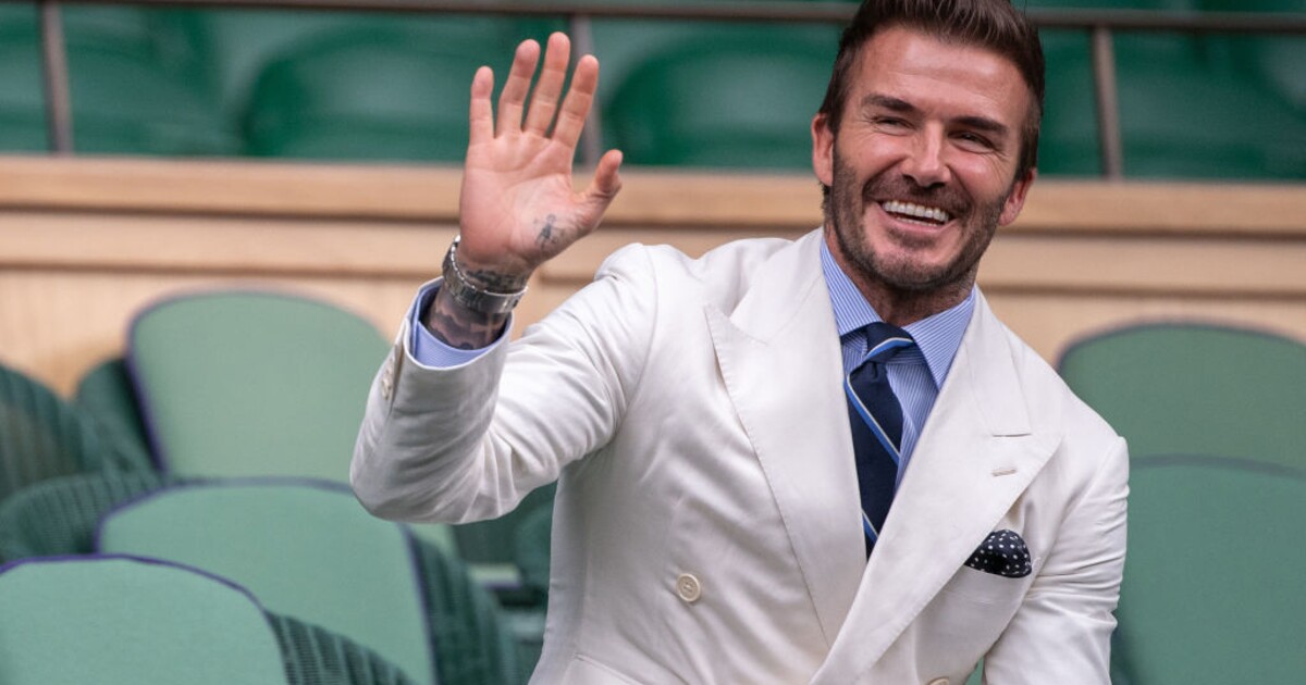 Fotbalista rytířem. David Beckham obdrží titul od krále