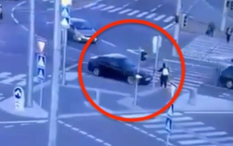 VIDEO: Vodič v Ružinove v šialenej rýchlosti vrazil do chodca na chodníku. Ten sa vo vzduchu prevrátil dole hlavou. (Aktualizované)