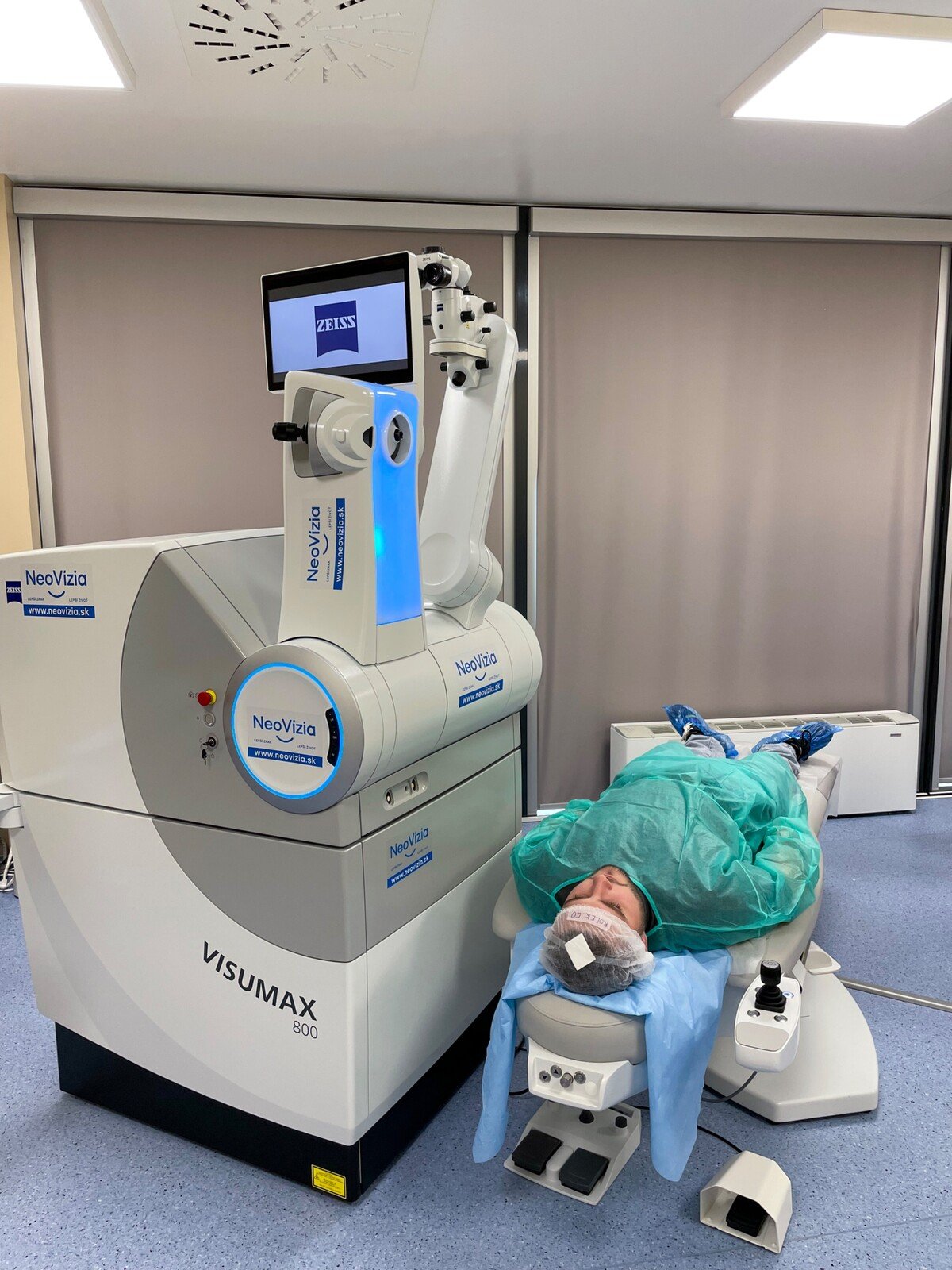 NeoVízia je prvým pracoviskom na Slovensku, ktoré zaviedlo do klinickej praxe najnovší femtosekundový laser ZEISS VISUMAX® 800.