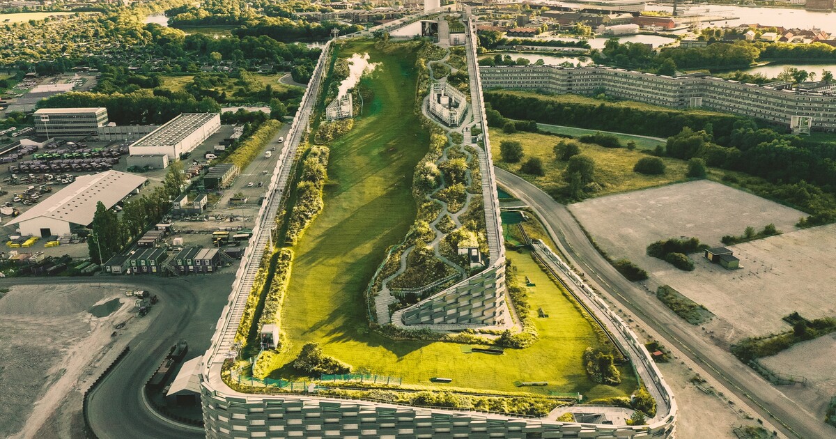 FOTO: V Dánsku můžeš lyžovat na 450 metrů dlouhé střeše spalovny. Architekti budovu využili na sto procent