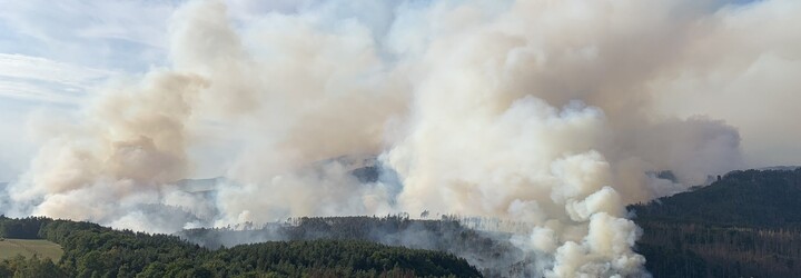 Hasiči v Českém Švýcarsku dnes dohasí poslední zbytky požáru