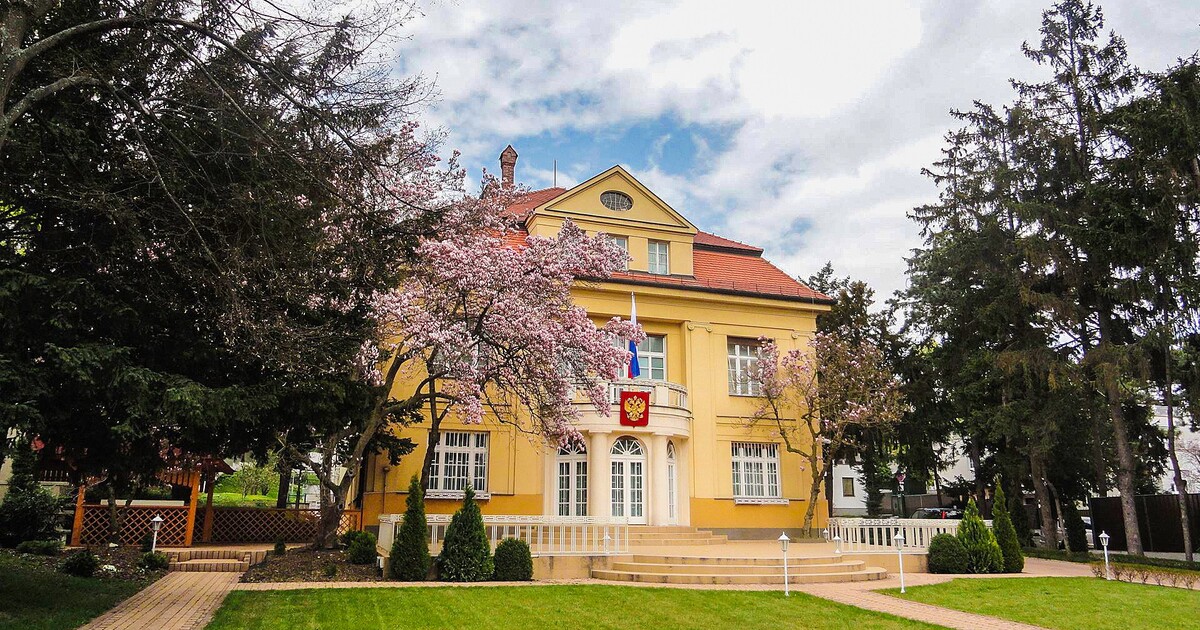 Rusové zřejmě u našich sousedů odposlouchávají pomocí speciálních antén, zjistili investigativní novináři. Objekty našli i v Česku