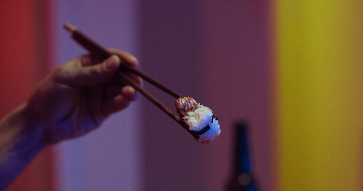 Japonsko trápí „sushi teror“. Policie zatkla tři osoby kvůli ničení pokrmů a olizování lahví