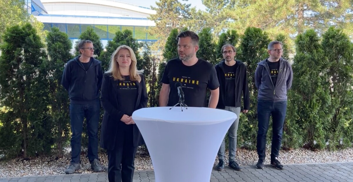 Prezidentka Zuzana Čaputová so svojím tímom v kolekcii Mier pre Ukrajinu od Bratisky.