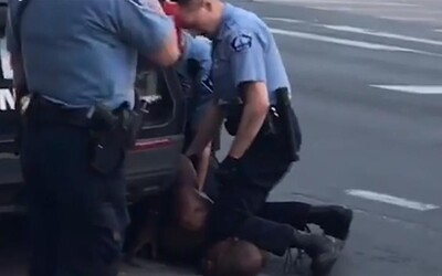 George Floyd před smrtí 20krát řekl policistům, že nemůže dýchat. Ten, který ho usmrtil, se mu vysmál.