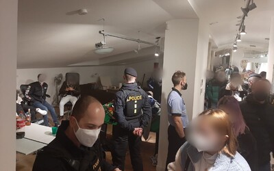 Policie rozehnala ilegální party v Praze. Na večírku v bytě se bavilo 56 lidí.