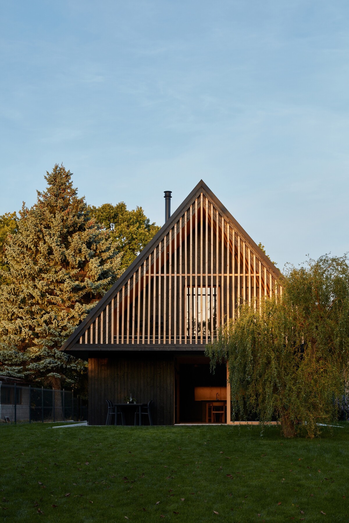 Rodinný dom s fasádou z opaľovaného dreva a konštrukciou z CLT panelov, ktorý ťa dostane vďaka nadčasovému dizajnu od skúsených architektov.