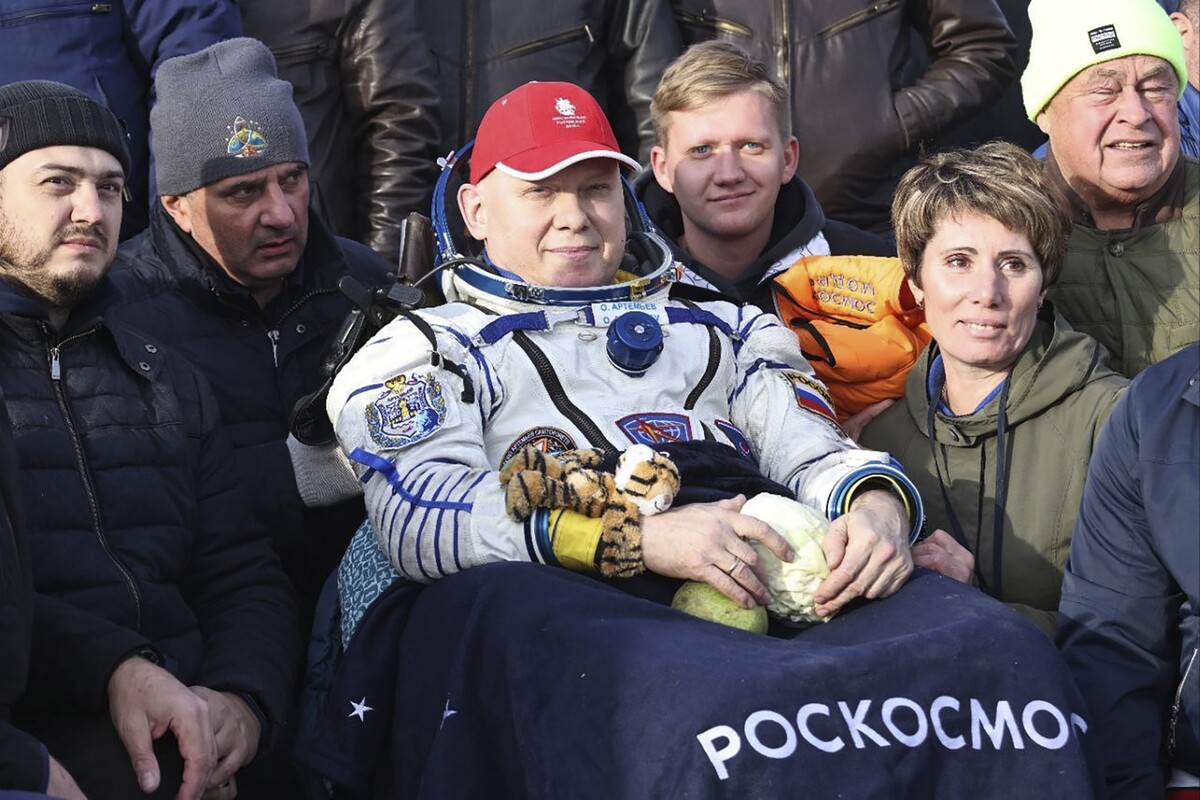Ruský kozmonaut Oleg Artemiev sedí po pristátí návratového modulu kozmickej lode Sojuz MS-21 z misie na ISS v stanovenej lokalite v strednej časti Kazachstanu.