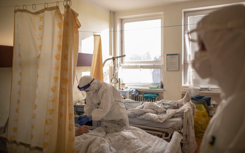 Koronavirus v Česku: Každý den umírají desítky lidí, nemocnice se plní.