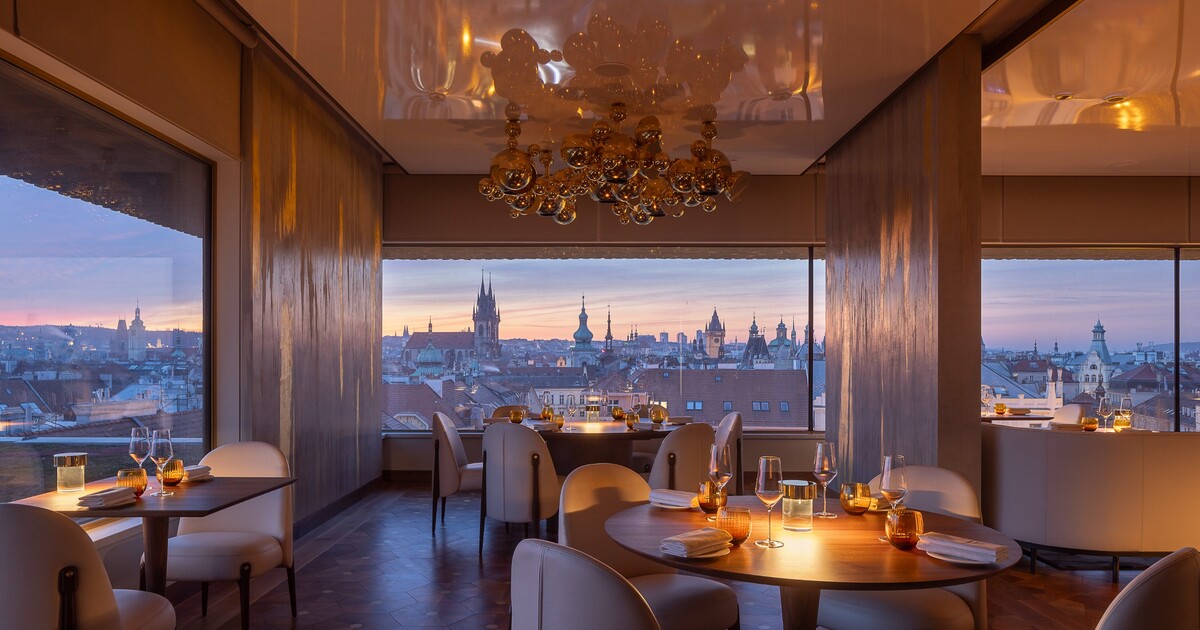 GALERIE: Na kraji Pařížské se otevírá luxusní hotel. Takhle vypadá perla brutalismu po rekonstrukci