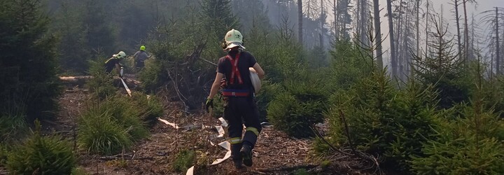 Hasiči budou pokračovat ve zmenšování plochy požáru v Českém Švýcarsku, situaci mohou ztížit vysoké teploty a vítr