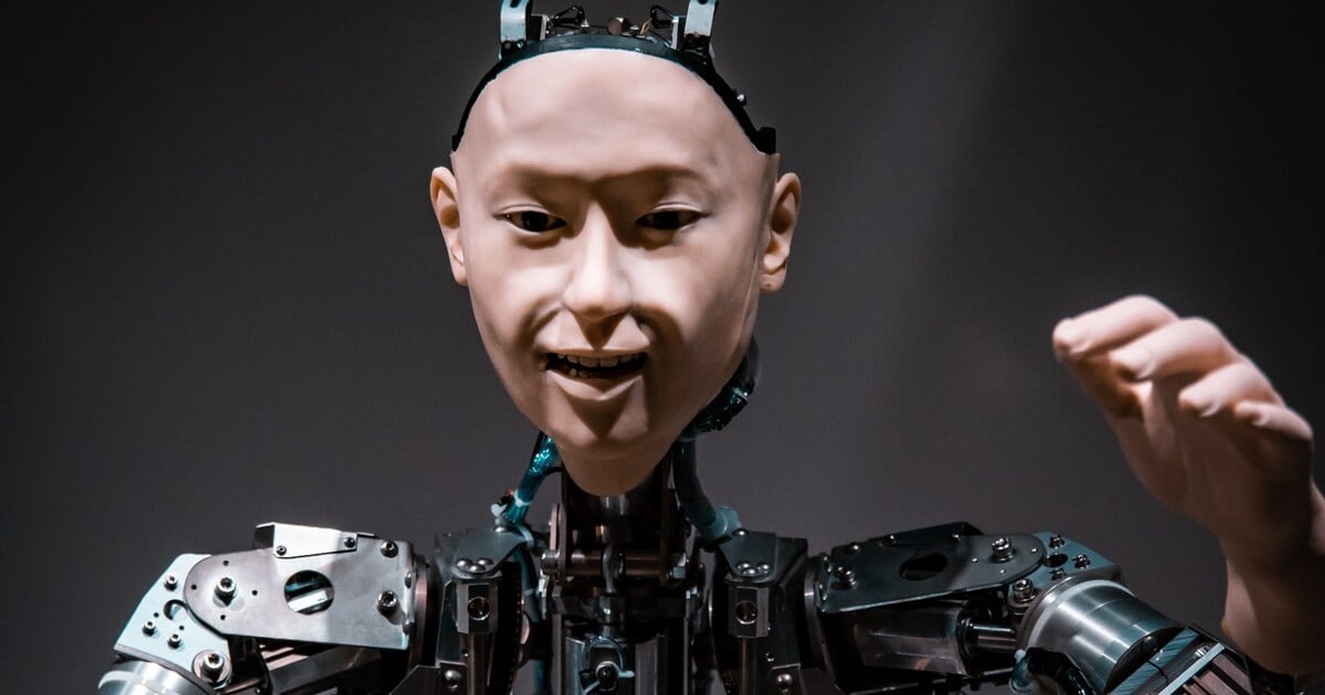 VIDEO: Ruský humanoidní robot pokazil svůj debut. Přímo před diváky se zřítil na zem