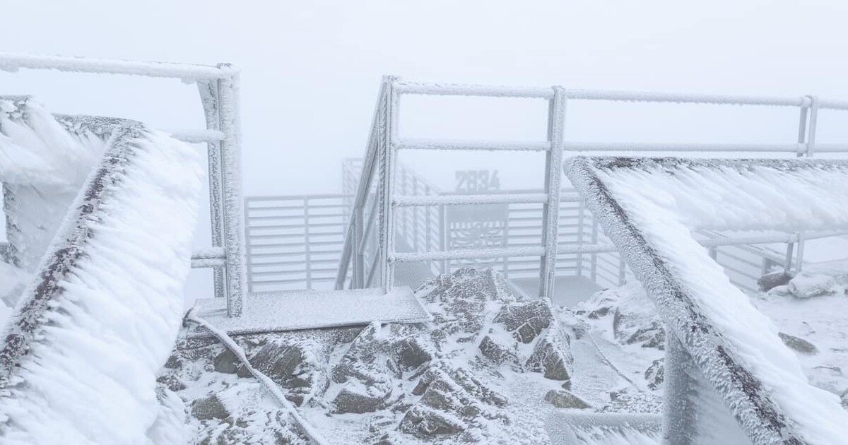 FOTO: Uprostřed léta zasáhla naše sousedy tuhá zima. Podívej, jak sněhová pokrývka zasypala Tatry