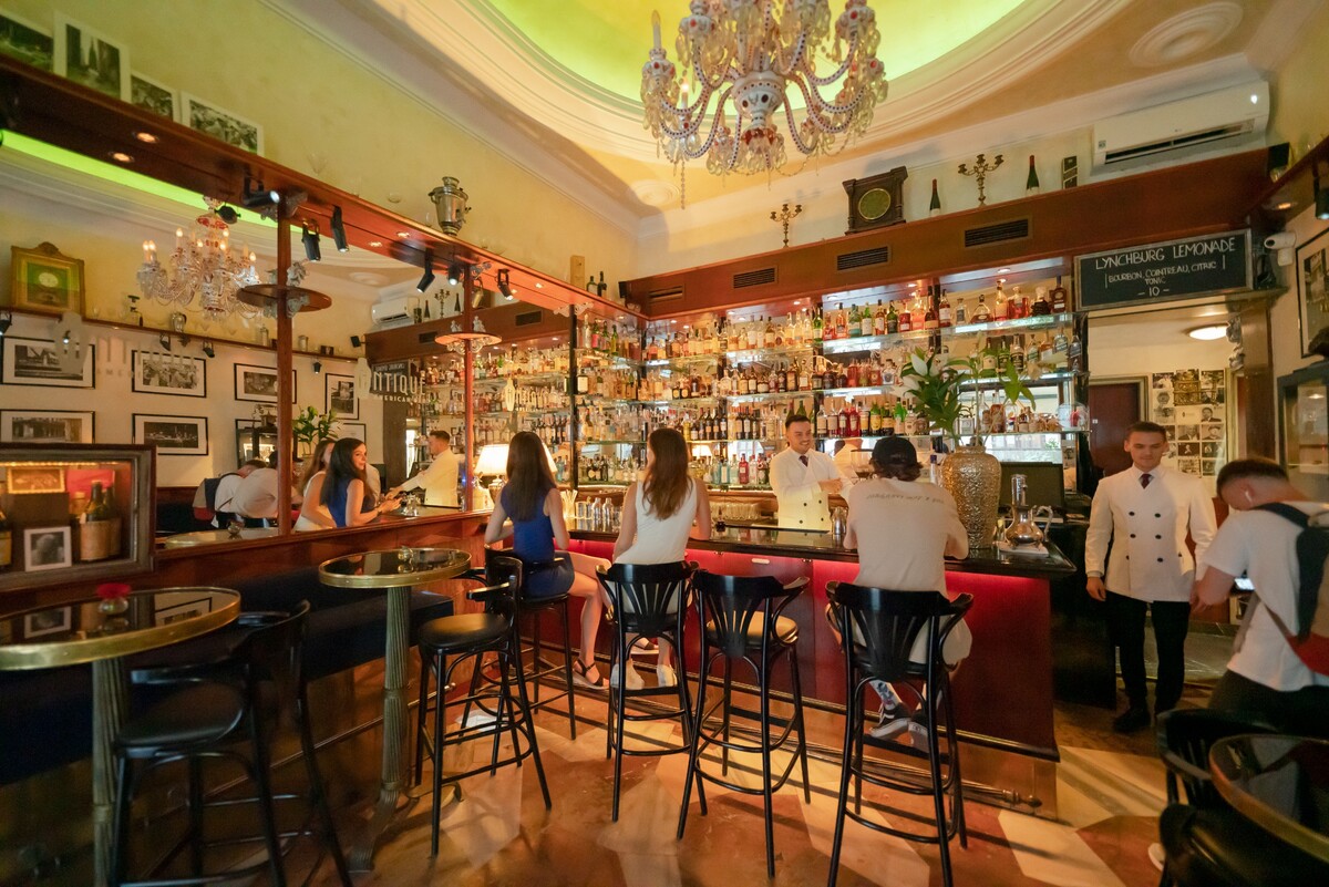Ak chceš ohúriť, Antique American Bar je perfektné miesto na rande.