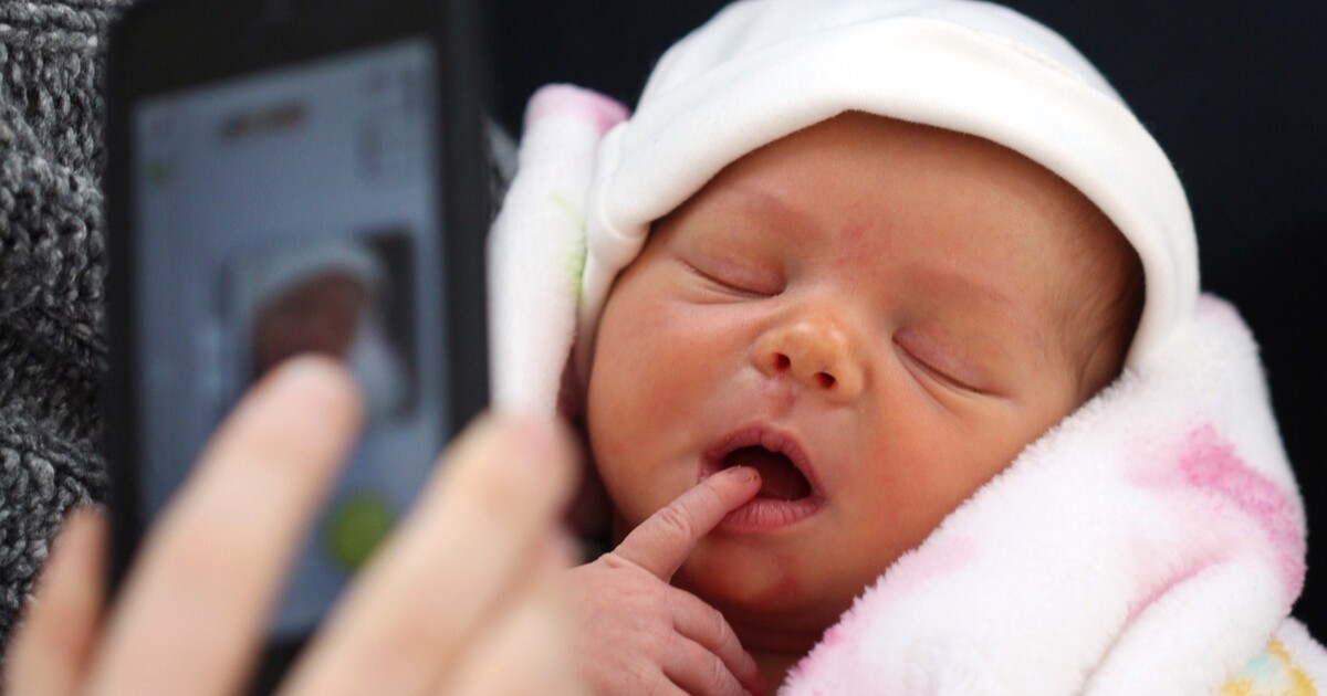 V Británii se narodilo dítě, které má tři DNA. Jak je to možné?