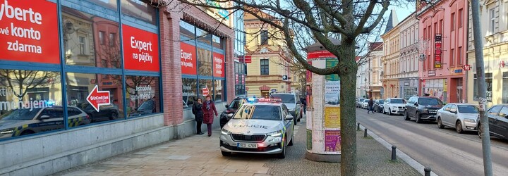 V Táboře spadla ze střechy obchodního centra žena. Na místě zemřela