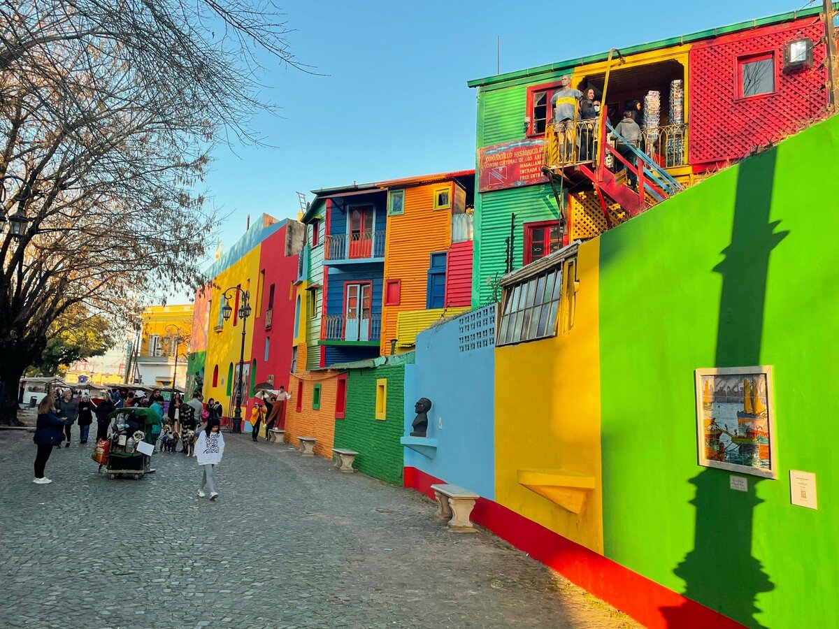 Ulice Buenos Aires sú čisté, až na psie exkrementy. Na obrázku je La Boca, známa štvrť, údajne rodisko tanga.