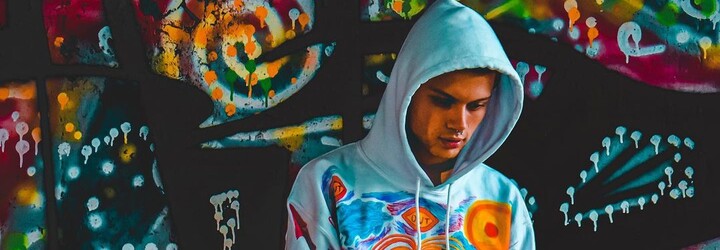 Užívá si olejomalbu, tvoří custom oblečení a inspiruje se lidskou psychikou. To je Daniel Nosek
