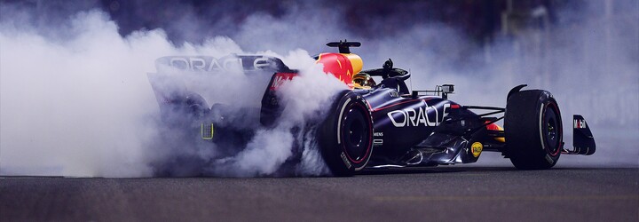Max Verstappen korunoval majstrovskú sezónu 15. víťazstvom. Abú Zabí ponúklo napínavú strategickú bitku o celkové druhé miesto