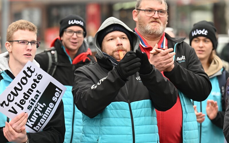 Kurýři Woltu v Praze znovu protestují proti novému systému odměňování. Pochod omezí dopravu.