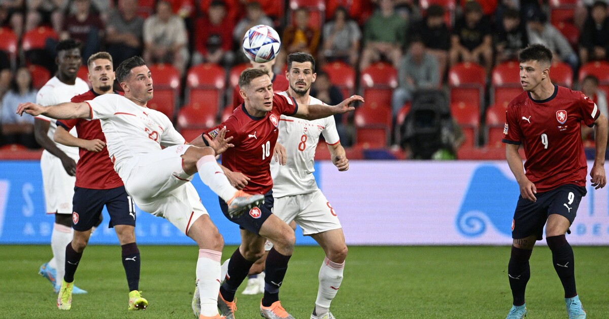 V noci pařili v klubu. Z české fotbalové reprezentace byli vyhozeni tři hráči