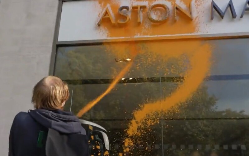 VIDEO: Ekoaktivisti postriekali londýnsky showroom Astonu Martin. Následne sa prilepili na cestu.