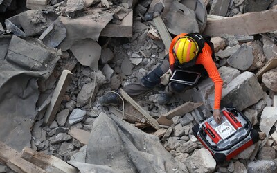 V Bejrúte mesiac po výbuchu pod troskami možno niekto žije. Záchranári zachytili signál, ktorý im dáva nádej.