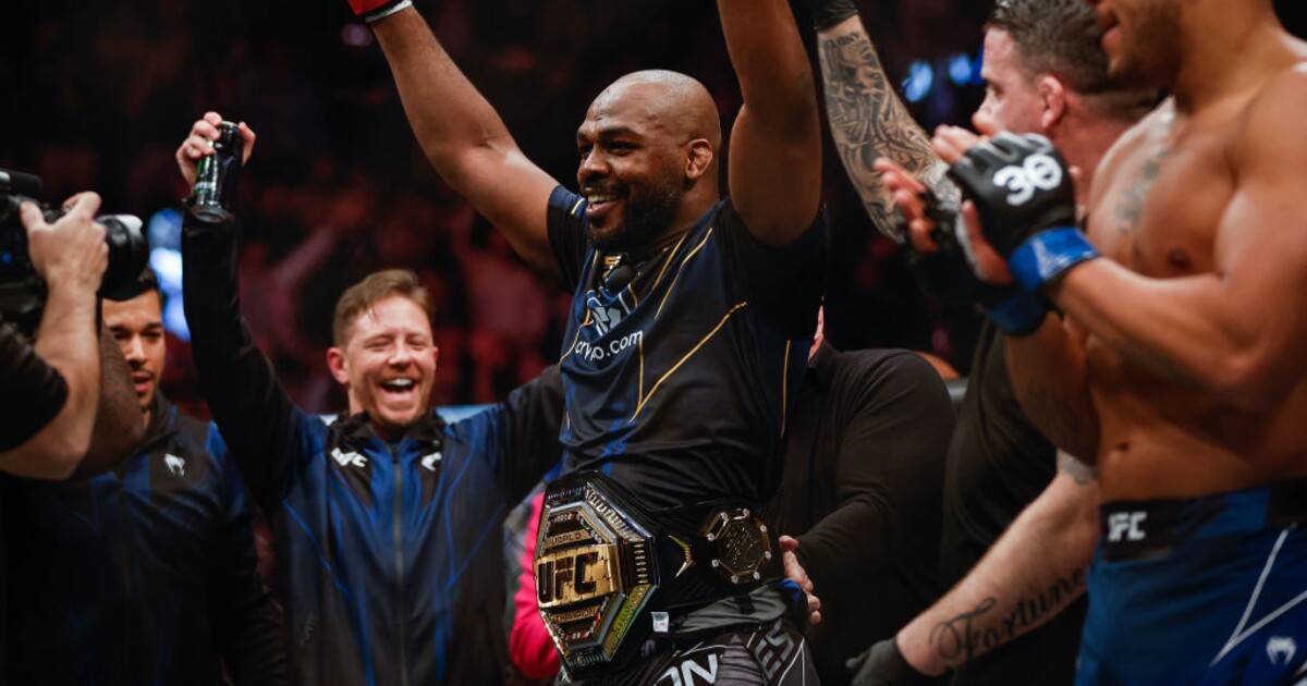 Král je zpět! Jon Jones bleskurychle uškrtil soupeře a se stal novým šampionem UFC v těžké váze