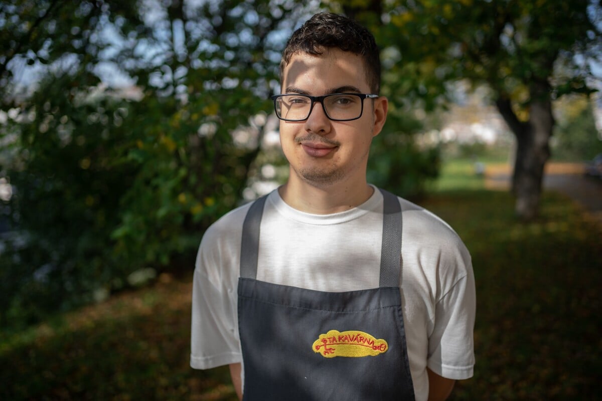 Radek je jedním z pracovníků kavárny, právě pracuje na svém životopisu, aby ho mohl rozeslat do firem. 
