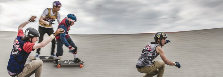 Šampionka na startu! Eva Samková si zpříjemňuje přípravu longboardovým závodem