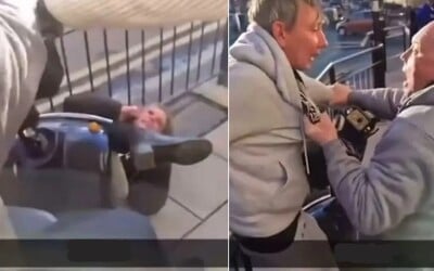 VIDEO: Agresívny invalid na ulici zaútočil na okoloidúcich. Ženu prešiel vozíkom a muža zbil päsťou do tváre