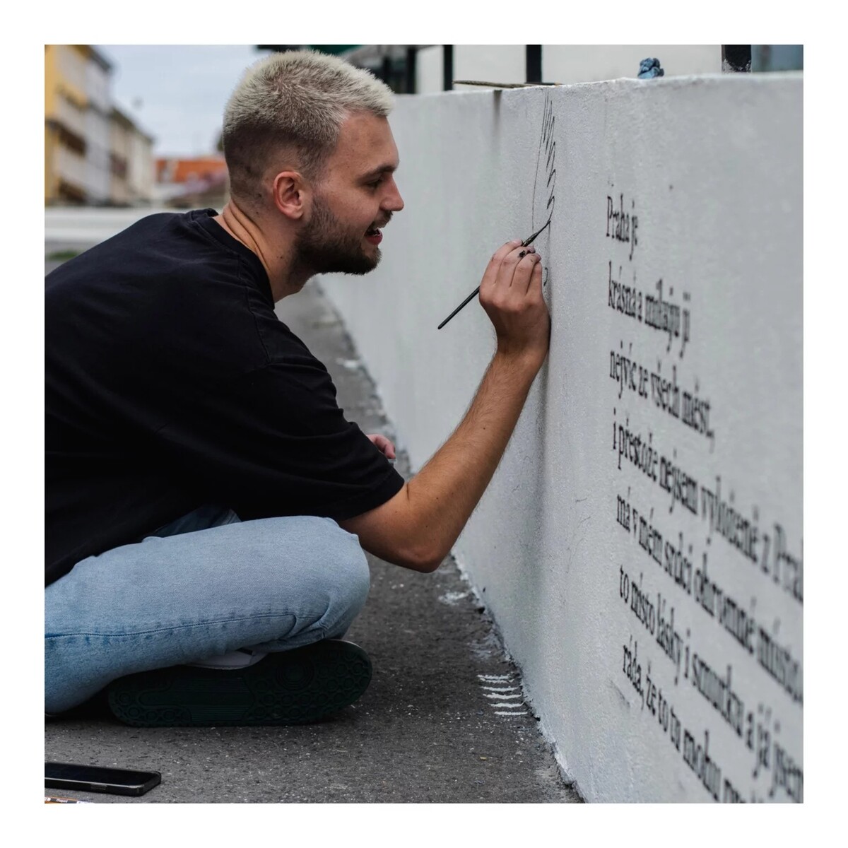 Petr Polák pracuje na umělecké realizaci na Fügnerově náměstí.