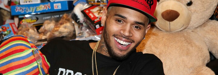 Chris Brown čelí obvinění ze zdrogování a znásilnění mladé ženy. Interpret obvinění odmítá 