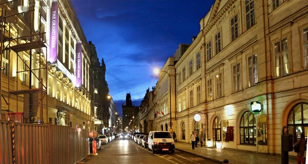 V této ulici má sídlo nejstarší pražské nádraží –&nbsp;Masarykovo. Jak se ulice jmenuje?
