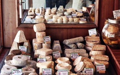 Mnísi uviazli vo francúzskom kláštore s takmer 3 tonami syra. Cez internet hľadajú kupcov.