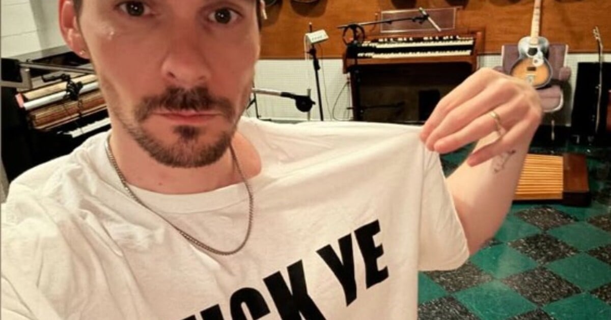 Slavný zpěvák prodává trička s nápisem „F*ck Ye“. Peníze věnuje přeživším holocaustu