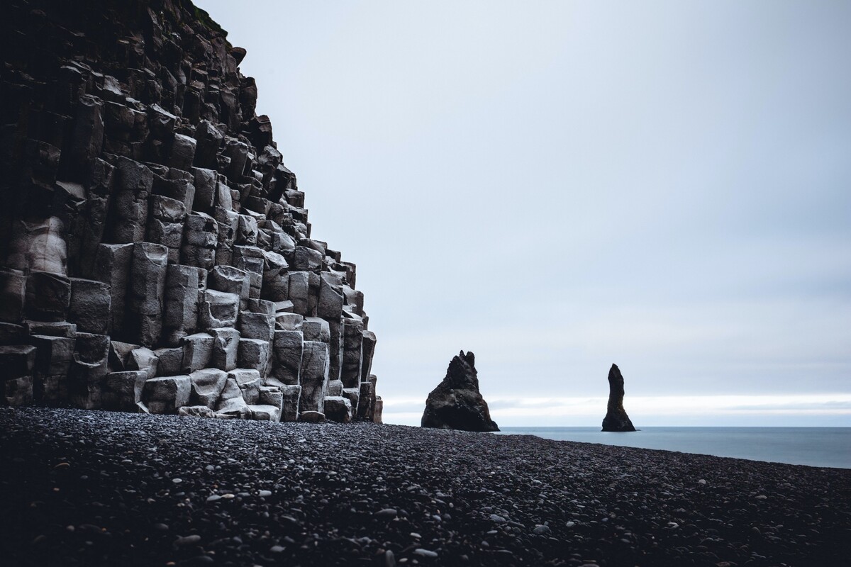 Unikátna islandská pláž Reynisfjara, ktorá je podľa dovolenkárov v roku 2023 najkrajšou európskou plážou.