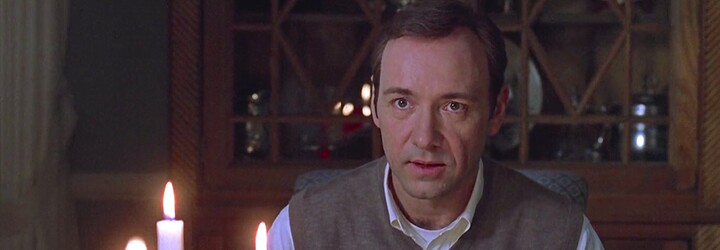 Oscarový Kevin Spacey je obviněn z dalšího sexuálního napadení. Produkce poslední série House of Cards je oficiálně pozastavena