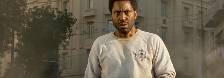 Johna Davida Washingtona chce zabít řecká policie. V akčním thrilleru od Netflixu se totiž zapletl do obrovské konspirace