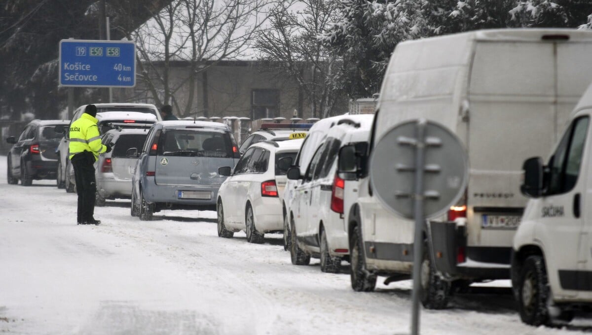Na snímke odstavená premávka v smere na Košice počas snehovej kalamity v obci Hriadky, okres Trebišov 11. februára 2021.