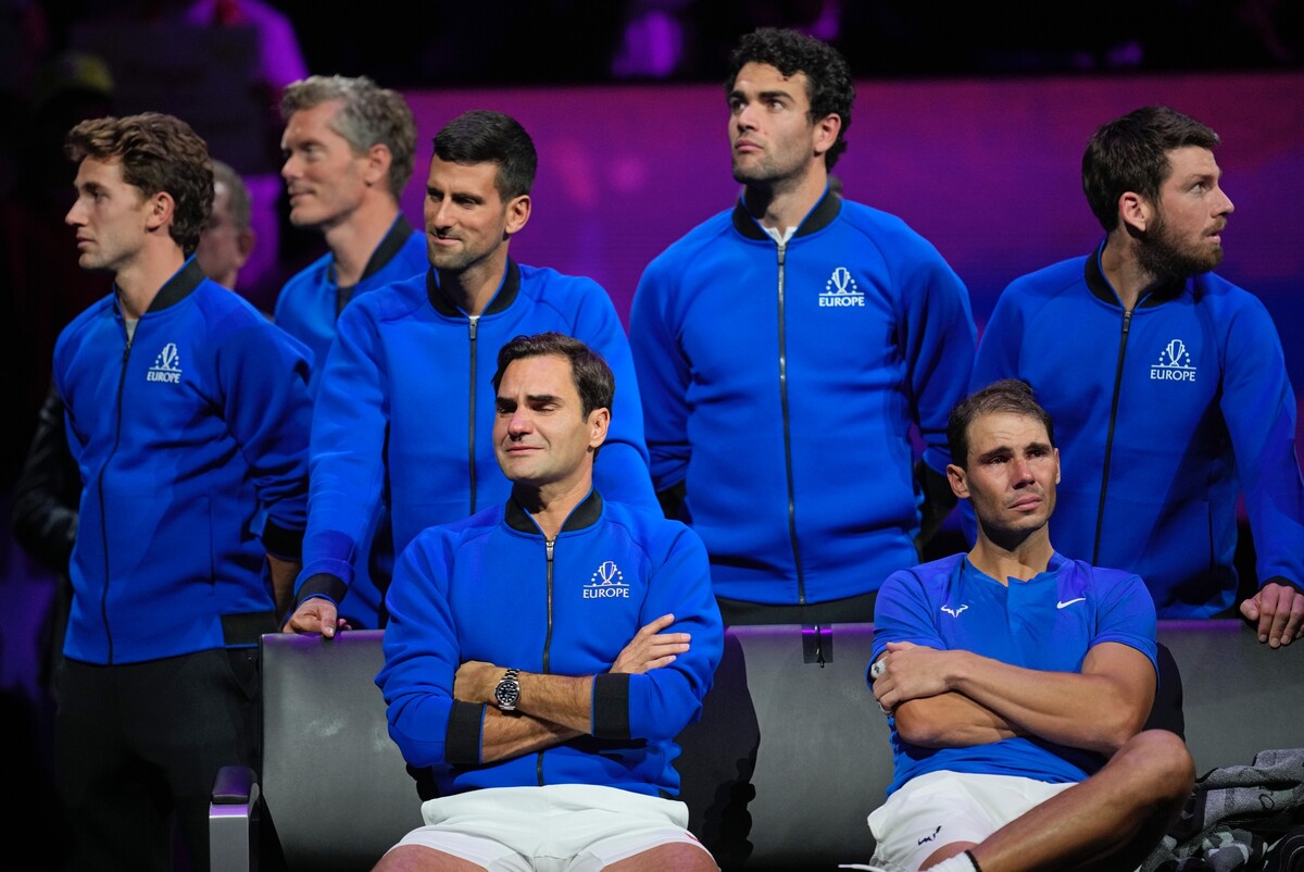 Švajčiarsky tenista Roger Federer plače po boku Španiela Rafaela Nadala, s ktorým nastúpil za Tím Európa na zápas štvorhry v piatok 23. septembra 2022. Federer na Laver Cupe ukončil aktívnu kariéru. (23. septembra 2022)