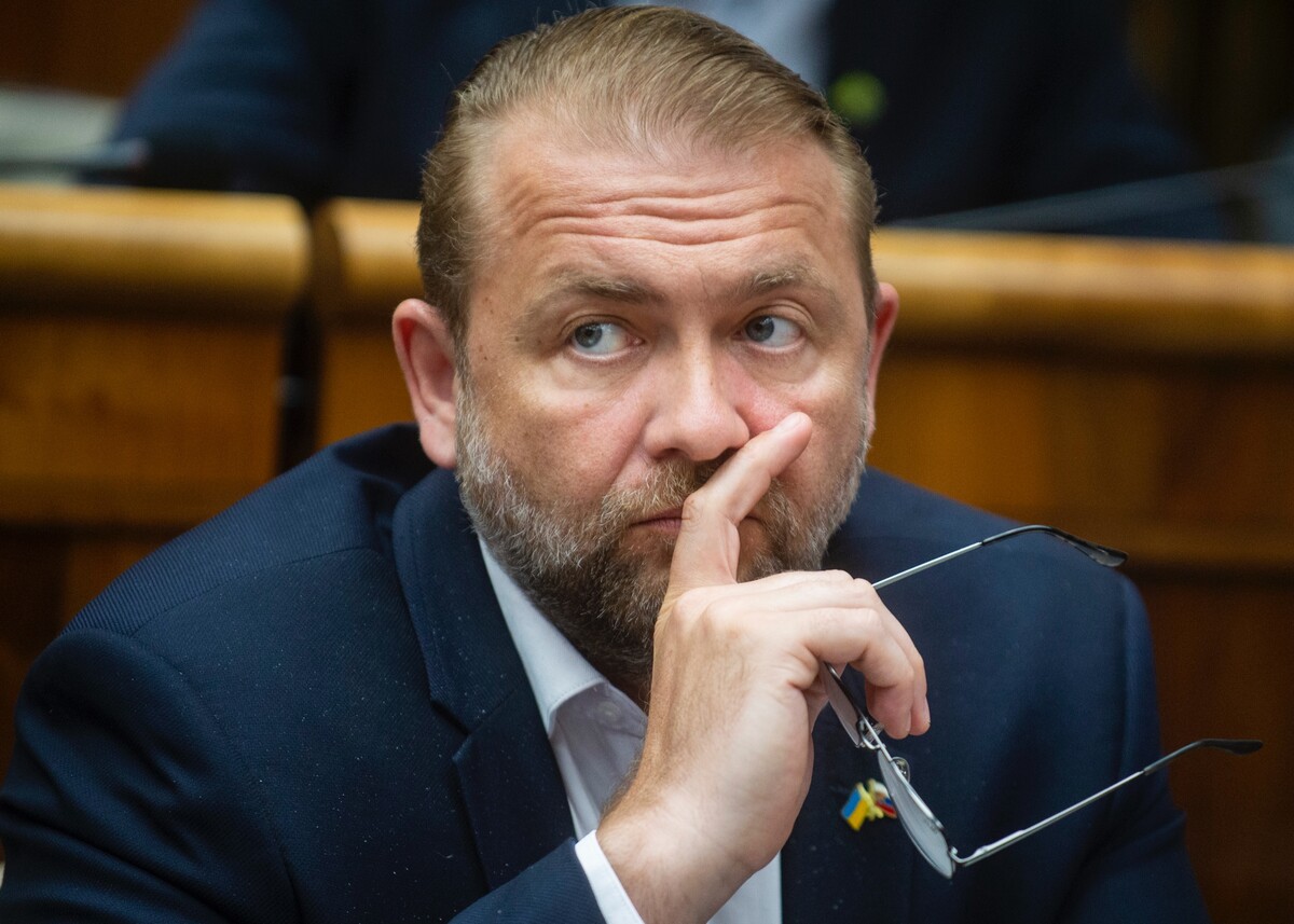 Poslanec Róbert Halák zablokoval parlament. 