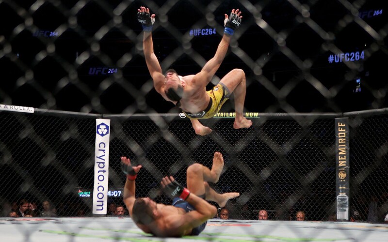 VIDEO: UFC bojovník šokoval diváky, na svého soupeře skočil salto.