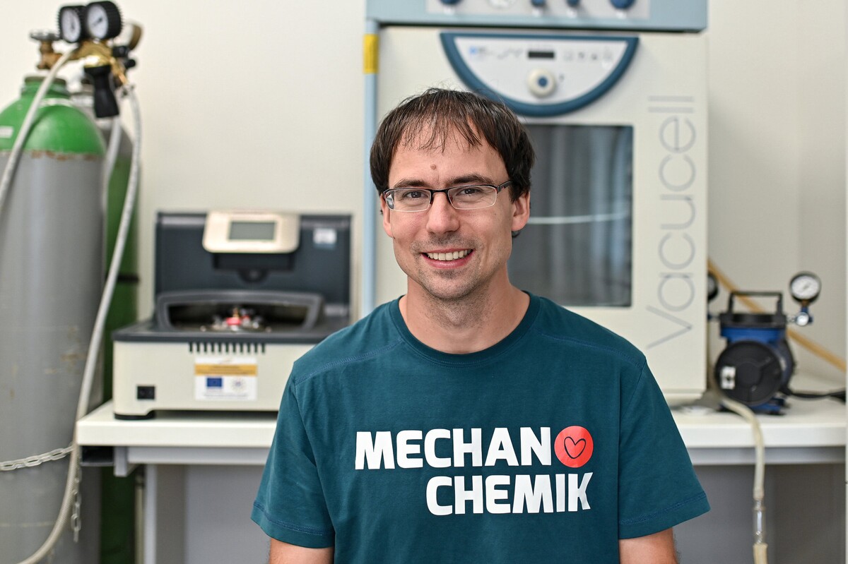 RNDr. Matej Baláž, PhD., sa venuje výskumu mechanochémie.
