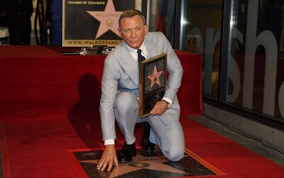 Daniel Craig získal hviezdu na Hollywoodskom chodníku slávy. Rami Malek ho poctil dojemným príhovorom.